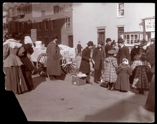 Ansicht von Straßenverkäufern, die französische Mischbonbons und andere Waren in der Nähe der 6th Avenue, New York, ca. 1895 verkaufen (Silbergelatineabzug)